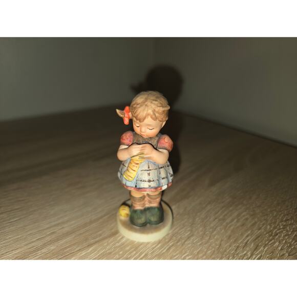 Vintage Hummel Figurine "A Stitch In Time" TMK 6 #255 4/0 3" Goebel Germany - Picture 1 of 5